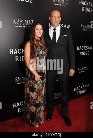 Vince Vaughn, Kyla Weber bei der Premiere von „Hacksaw Ridge“ in Los Angeles Stockfoto