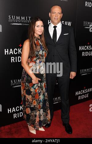 Vince Vaughn, Kyla Weber bei der Premiere von „Hacksaw Ridge“ in Los Angeles Stockfoto