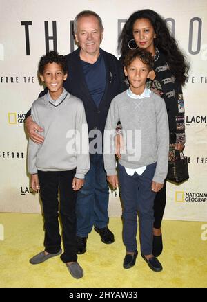 Wolfgang Puck, Gelila Assefa, Oliver Puck und Alexander Puck bei der Premiere von „Before the Flood“ in Los Angeles Stockfoto