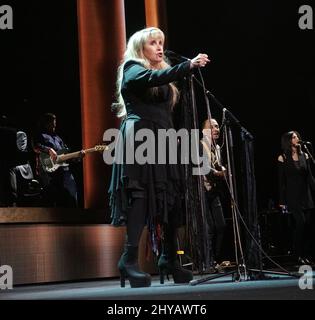 Stevie Nicks tritt bei der Eröffnungsnacht der Heimatstadt Stevie Nicks '24 Karat Gold Tour' mit den Pretenders in der Talking Stick Arena auf. Stockfoto