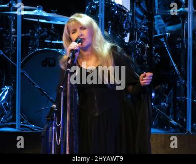 Stevie Nicks tritt bei der Eröffnungsnacht der Heimatstadt Stevie Nicks '24 Karat Gold Tour' mit den Pretenders in der Talking Stick Arena auf. Stockfoto