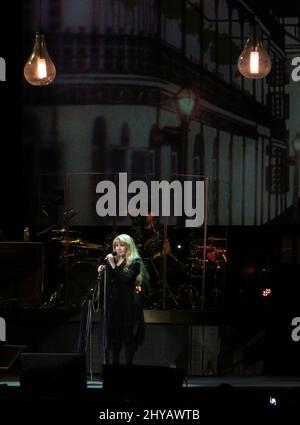 Stevie Nicks tritt bei der Eröffnungsnacht der Heimatstadt Stevie Nicks '24 Karat Gold Tour' mit den Pretenders in der Talking Stick Arena auf. Stockfoto