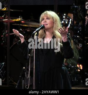 Stevie Nicks tritt bei der Eröffnungsnacht der Heimatstadt Stevie Nicks '24 Karat Gold Tour' mit den Pretenders in der Talking Stick Arena auf. Stockfoto