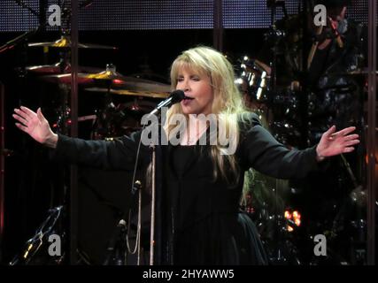 Stevie Nicks tritt bei der Eröffnungsnacht der Heimatstadt Stevie Nicks '24 Karat Gold Tour' mit den Pretenders in der Talking Stick Arena auf. Stockfoto