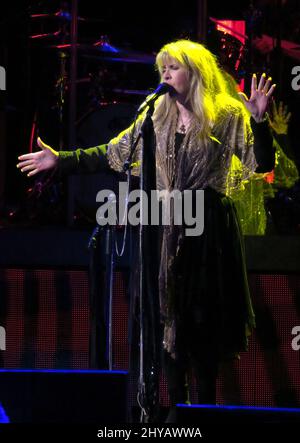 Stevie Nicks tritt bei der Eröffnungsnacht der Heimatstadt Stevie Nicks '24 Karat Gold Tour' mit den Pretenders in der Talking Stick Arena auf. Stockfoto