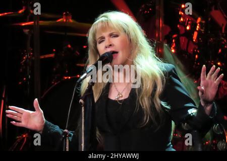 Stevie Nicks tritt bei der Eröffnungsnacht der Heimatstadt Stevie Nicks '24 Karat Gold Tour' mit den Pretenders in der Talking Stick Arena auf. Stockfoto