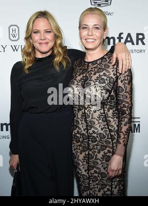Mary McCormack und Chelsea Handler kommen zur Inspirationsgala LA des amfAR, die in den Milk Studios stattfand Stockfoto