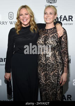 Mary McCormack und Chelsea Handler kommen zur Inspirationsgala LA des amfAR, die in den Milk Studios stattfand Stockfoto