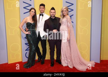 Abby Law und Dan Smyers sowie Shay Mooney von Dan und Shay und Hannah Billingsley nehmen an den jährlichen CMA Awards 50. in der Bridgestone Arena Teil Stockfoto