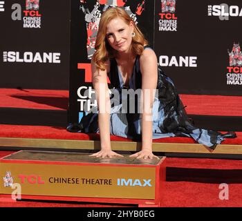 Jessica Chastain posiert für Fotografen während ihrer Hand- und Fußabdruck-Zeremonie im TCL Chinese Theatre am Donnerstag, den 3. November 2016, in Los Angeles. Stockfoto