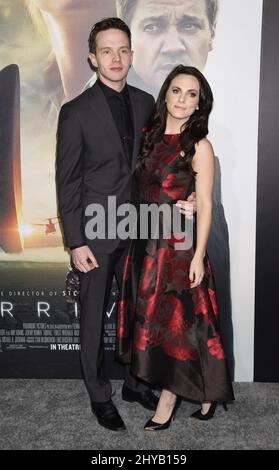 Mark O'Brien und Georgina Reilly kommen am Sonntag, den 6. November 2016, bei der LA-Premiere von „Arrival“ im Regency Village Theatre in Los Angeles an. Stockfoto