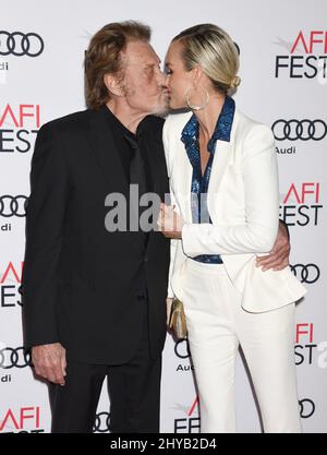 Johnny Hallyday und Laeticia Boudou kommen zur Weltpremiere von „Rules Don't Apply“ am Eröffnungsabend des AFI Fest 2016 am Donnerstag, den 10. November 2016, in Los Angeles an. Stockfoto