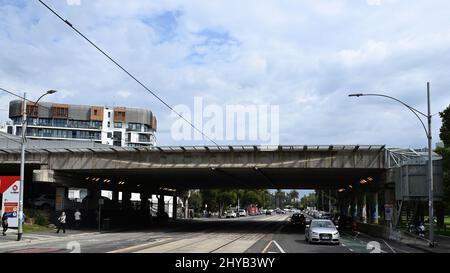 Blick auf die Straße des Hubschrauberlandepitals des Alfred Hospital, erbaut über der Commercial Rd Stockfoto