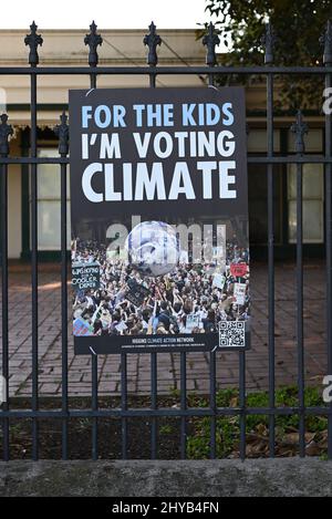 Das Higgins Climate Action Network unterzeichnet als Teil ihrer Bemühungen im Rahmen des Bundestagswahlkampfs 2022 einen metallischen Zaun mit Speerspitze Stockfoto