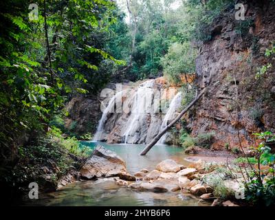 Koh Luang Wasserfall. Wunderschöne Wasserwand im Mae Ping Nationalpark Provinz Lamphun, Thailand. Stockfoto