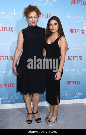 Alex Kingston und Salome Violetta Haertel nehmen an der Premiere von Netflix im Regency Village Theatre Teil, die „Gilmore Girls: A Year in the Life“ stattfand Stockfoto