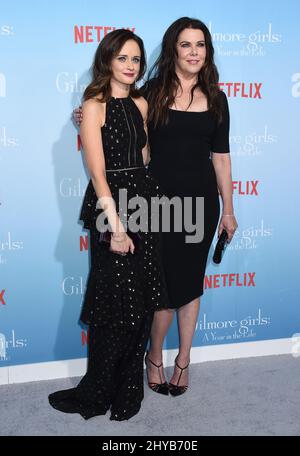 Alexis Bledel und Lauren Graham nehmen an der Premiere von Netflix im Regency Village Theatre Teil, die „Gilmore Girls: A Year in the Life“ stattfand Stockfoto