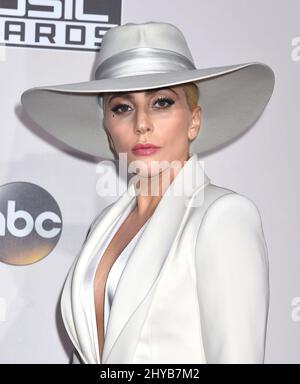 Lady Gaga kommt zu den jährlichen American Music Awards 44. im Microsoft Theater in Los Angeles, USA Stockfoto