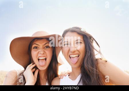 Den Rest unseres Lebens zum Besten unseres Lebens zu machen. Zwei schöne junge Freunde verbringen Zeit zusammen in der Sonne. Stockfoto