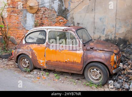 Rostiger alter Wrackwagen Stockfoto
