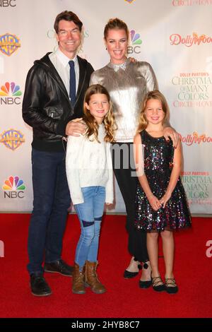 Jerry O'Connell und Rebecca Romijn und Dolly Rebecca-Rose O'Connell und Charlie Tamara-Tulip O'Connell bei der Premiere von „Dolly Parton's Christmas of Many Colours: Circle of Love“ im Dollywood in Pigeon Forrge, USA. Stockfoto