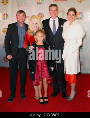 Ricky Schroder und Dolly Parton sowie Alyvia Alyn Lind und Sam Haskell und Jennifer Nettles bei der Premiere von „Dolly Partons Christmas of Many Colors: Circle of Love“ im Dollywood in Pigeon Forrge, USA. Stockfoto