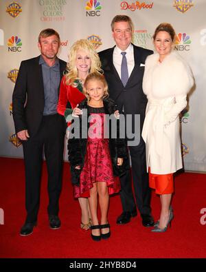 Ricky Schroder und Dolly Parton sowie Alyvia Alyn Lind und Sam Haskell und Jennifer Nettles bei der Premiere von „Dolly Partons Christmas of Many Colors: Circle of Love“ im Dollywood in Pigeon Forrge, USA. Stockfoto
