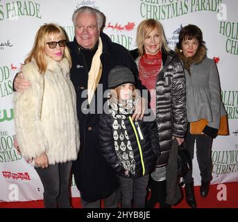 Courtney Wagner, Robert Wagner, Katie Wagner, Riley Lewis und Natasha Wagner nehmen an der jährlichen Hollywood Christmas Parade 85. auf dem Hollywood Blvd Teil. Stockfoto