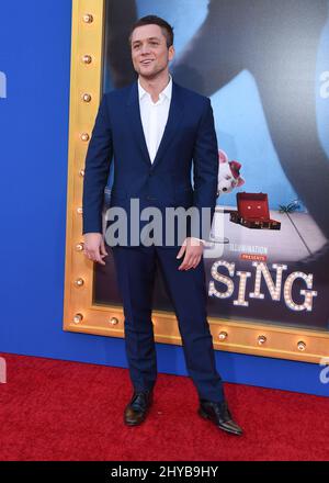 Taron Egerton nimmt an der Weltpremiere von „Sing“ von Universal Picture im Microsoft Theatre in Los Angeles Teil Stockfoto