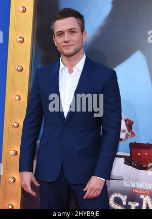 Taron Egerton nimmt an der Weltpremiere von „Sing“ von Universal Picture im Microsoft Theatre in Los Angeles Teil Stockfoto