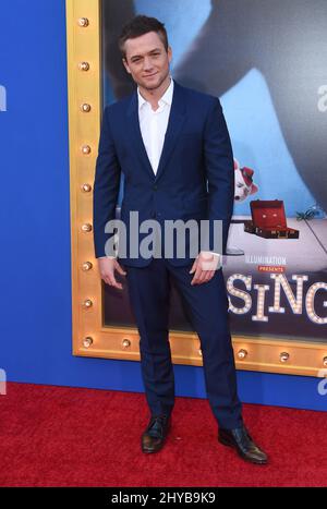 Taron Egerton nimmt an der Weltpremiere von „Sing“ von Universal Picture im Microsoft Theatre in Los Angeles Teil Stockfoto