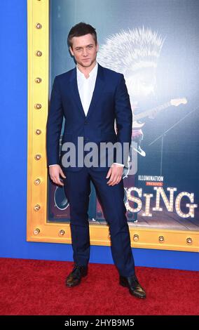 Taron Egerton nimmt an der Weltpremiere von „Sing“ von Universal Picture im Microsoft Theatre in Los Angeles Teil Stockfoto