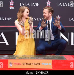 Emma Stone und Ryan Gosling bei ihrer Hand- und Fußabdruck-Zeremonie in Hollywood Stockfoto