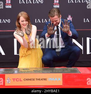 Emma Stone und Ryan Gosling bei ihrer Hand- und Fußabdruck-Zeremonie in Hollywood Stockfoto