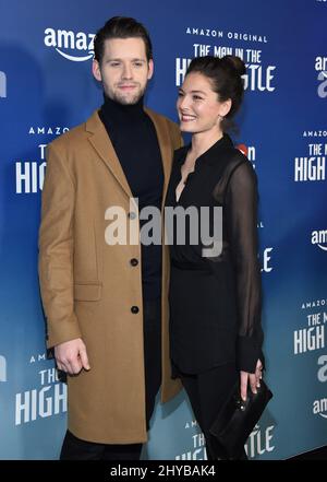 Luke Kleintank und Alexa Davalos nahmen an der Premiere von „The man in the High Castle“ in der zweiten Staffel von Amazon im Pacific Design Center Teil Stockfoto