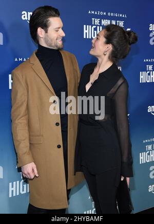 Luke Kleintank und Alexa Davalos nahmen an der Premiere von „The man in the High Castle“ in der zweiten Staffel von Amazon im Pacific Design Center Teil Stockfoto