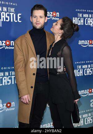 Luke Kleintank und Alexa Davalos nahmen an der Premiere von „The man in the High Castle“ in der zweiten Staffel von Amazon im Pacific Design Center Teil Stockfoto