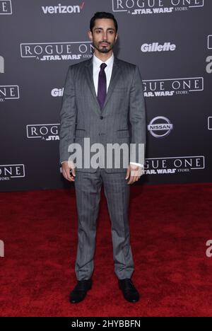 RIZ Ahmed bei Lucasfilms Weltpremiere „Rogue One: A Star Wars Story“ im Pantages Theater in Los Angeles, USA. Stockfoto