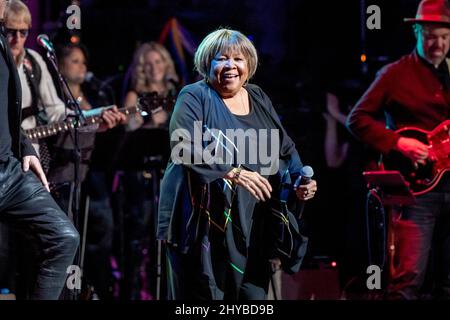 NEW YORK, NEW YORK - 10. MÄRZ: Mavis Staples tritt auf der Bühne während des sechsten jährlichen LOVE ROCKS NYC Benefizkonzerts für God's Love We Deliver im Beacon Theater am 10. März 2022 in New York City auf. Kredit: Ron Adar/Alamy Live Nachrichten Stockfoto