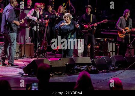 NEW YORK, NEW YORK - 10. MÄRZ: Mavis Staples tritt auf der Bühne während des sechsten jährlichen LOVE ROCKS NYC Benefizkonzerts für God's Love We Deliver im Beacon Theater am 10. März 2022 in New York City auf. Kredit: Ron Adar/Alamy Live Nachrichten Stockfoto