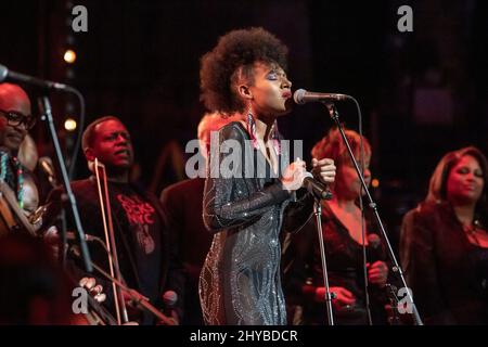 NEW YORK, NEW YORK - 10. MÄRZ: Allison Russell spielt auf der Bühne während des Sixth Annual LOVE ROCKS NYC Benefizkonzerts für God's Love We Deliver im Beacon Theater am 10. März 2022 in New York City. Kredit: Ron Adar/Alamy Live Nachrichten Stockfoto