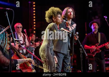 NEW YORK, NEW YORK - 10. MÄRZ: Allison Russell spielt auf der Bühne während des Sixth Annual LOVE ROCKS NYC Benefizkonzerts für God's Love We Deliver im Beacon Theater am 10. März 2022 in New York City. Kredit: Ron Adar/Alamy Live Nachrichten Stockfoto