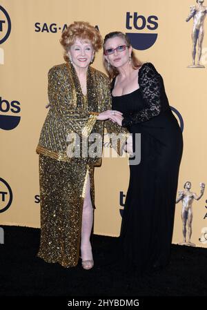 Debbie Reynolds und Carrie Fisher nehmen an den Annual Screen Actors Guild Awards 21. Teil, die im Shrine Auditorium am 25. Januar 2015 in Los Angeles, ca. Stockfoto