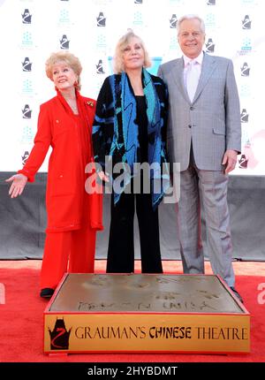 Debbie Reynolds, Kim Novak und Robert Osbourne nehmen an der Kim Novak Hand and Footprint Zeremonie im Grauman's Chinese Theatre Teil, 14. April 2012 Hollywood, ca. Stockfoto