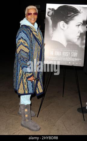 Dionne Warwick bei einer Vorführung von Through My Father's Eyes: The Ronda Rousey Story, in Los Angeles, Kalifornien Stockfoto