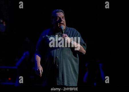 NEW YORK, NEW YORK - 10. MÄRZ: Steve Schirripa spielt auf der Bühne während des Sixth Annual LOVE ROCKS NYC Benefit Concert for God's Love We Deliver im Beacon Theater am 10. März 2022 in New York City. Kredit: Ron Adar/Alamy Live Nachrichten Stockfoto