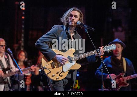 NEW YORK, NEW YORK - 10. MÄRZ: Hozier tritt auf der Bühne während des Sixth Annual LOVE ROCKS NYC Benefizkonzerts for God's Love We Deliver im Beacon Theatre am 10. März 2022 in New York City auf. Kredit: Ron Adar/Alamy Live Nachrichten Stockfoto