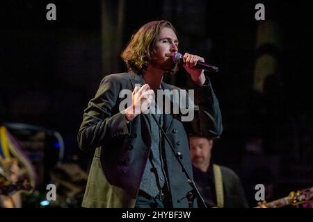 NEW YORK, NEW YORK - 10. MÄRZ: Hozier tritt auf der Bühne während des Sixth Annual LOVE ROCKS NYC Benefizkonzerts for God's Love We Deliver im Beacon Theatre am 10. März 2022 in New York City auf. Kredit: Ron Adar/Alamy Live Nachrichten Stockfoto