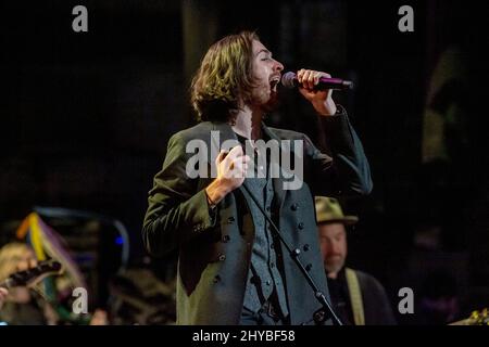 NEW YORK, NEW YORK - 10. MÄRZ: Hozier tritt auf der Bühne während des Sixth Annual LOVE ROCKS NYC Benefizkonzerts for God's Love We Deliver im Beacon Theatre am 10. März 2022 in New York City auf. Kredit: Ron Adar/Alamy Live Nachrichten Stockfoto