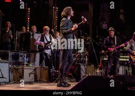 NEW YORK, NEW YORK - 10. MÄRZ: Hozier tritt auf der Bühne während des Sixth Annual LOVE ROCKS NYC Benefizkonzerts for God's Love We Deliver im Beacon Theatre am 10. März 2022 in New York City auf. Kredit: Ron Adar/Alamy Live Nachrichten Stockfoto